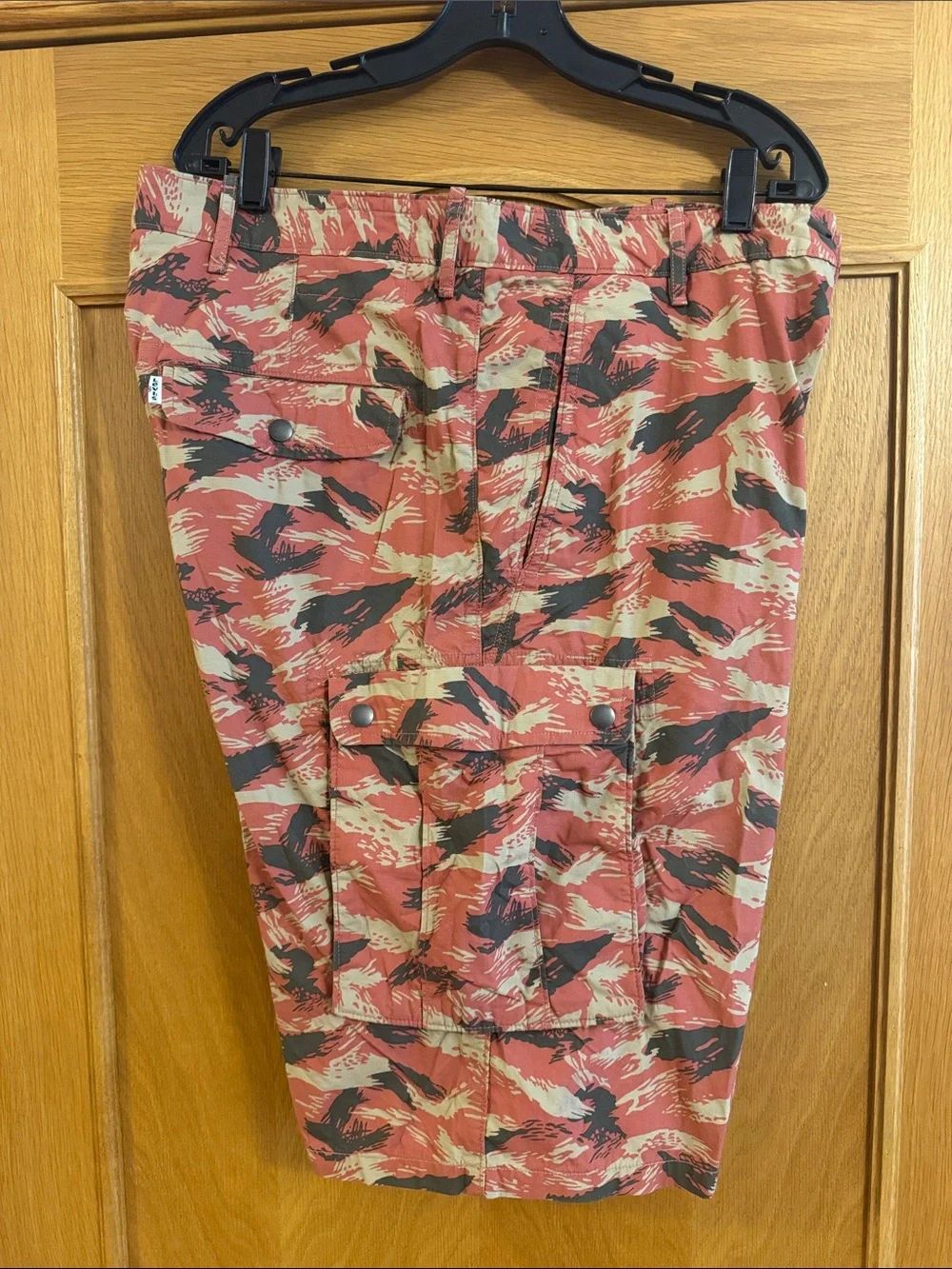 Levi’s Men’s Red Black Camo Snap Cargo Utility Shorts Style 13581 Size 36